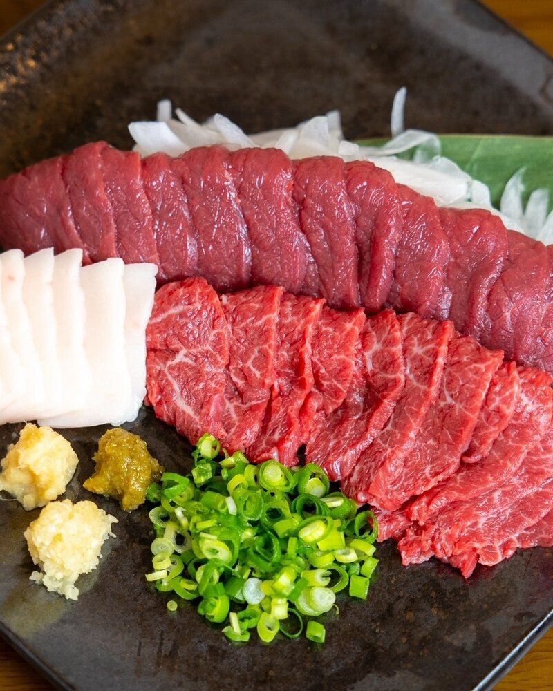 皿に盛り付けた純国産馬刺し