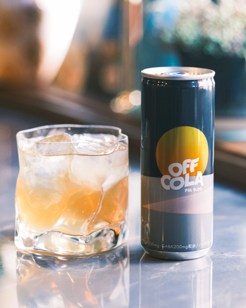 グラスに注いだOFF COLAと缶